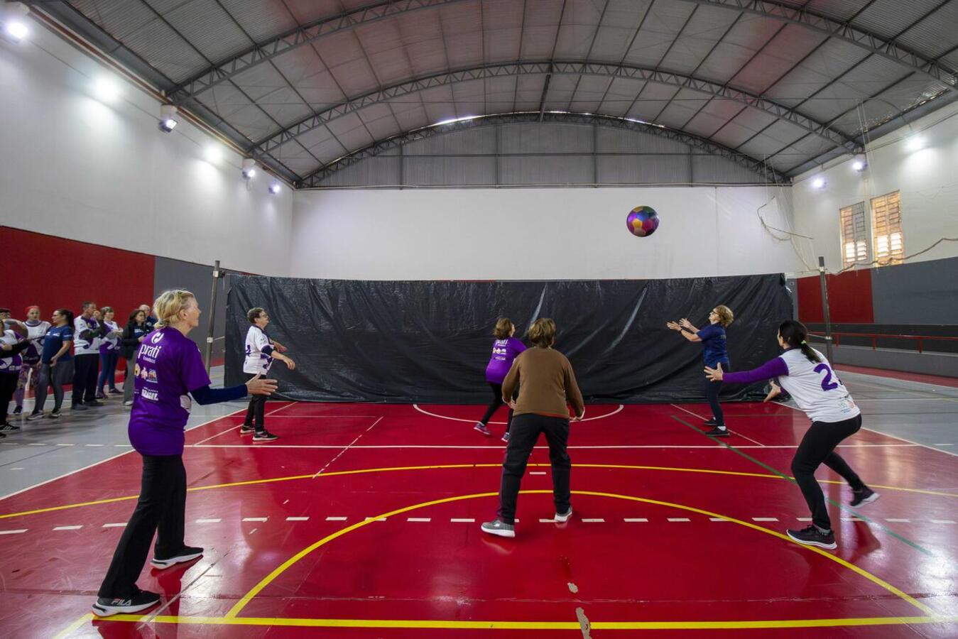 Servidores da Secretaria de Esportes e Lazer (Smel) coordenaram, nesta quarta-feira (28), durante o dia todo, atividades físicas em diversos pontos da cidade