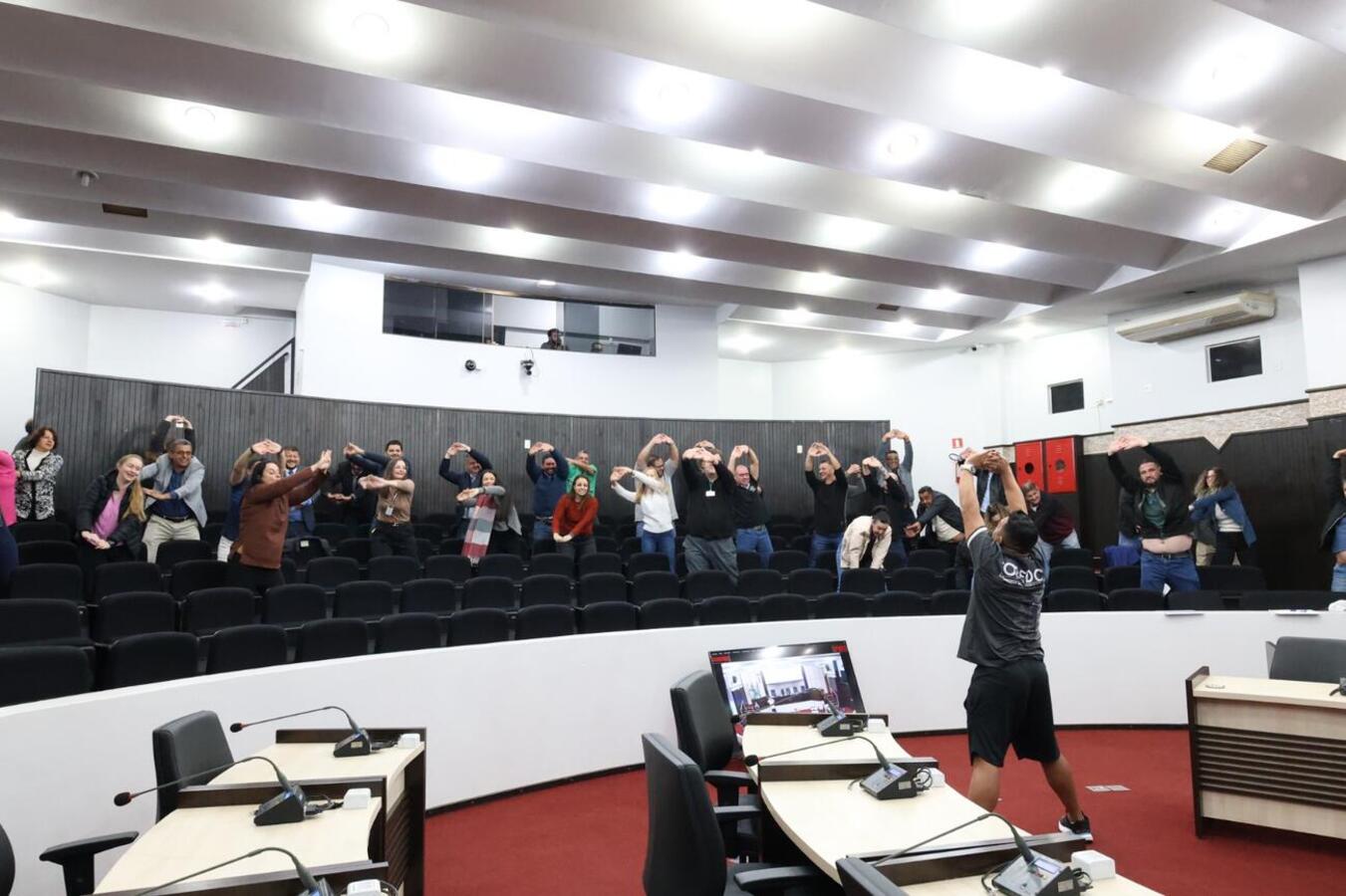 Servidores da Secretaria de Esportes e Lazer (Smel) coordenaram, nesta quarta-feira (28), durante o dia todo, atividades físicas em diversos pontos da cidade