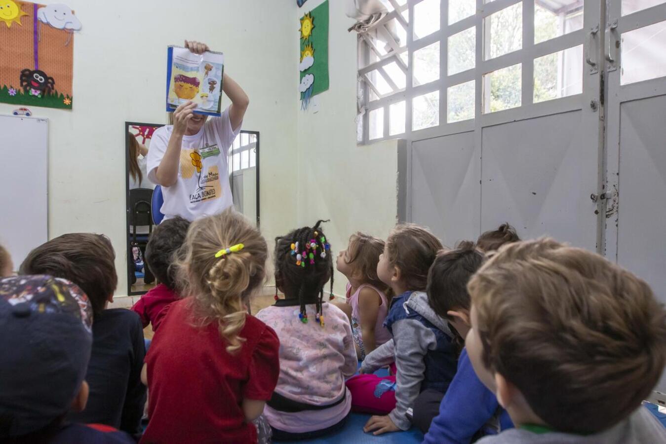 Psicóloga do Creas I conta a história do Pipo e Fifi para crianças do Cmei Iraci de Souza Batista, na Vila Pioneira