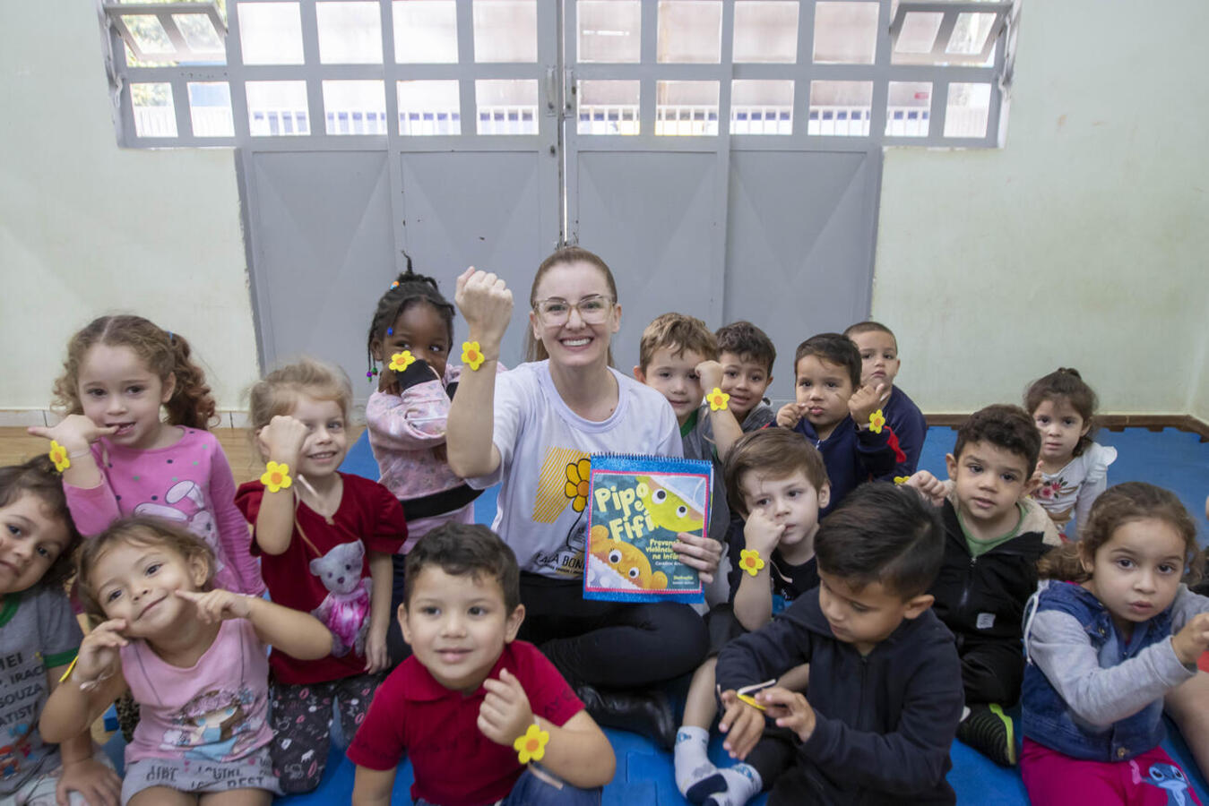 Psicóloga do Creas I conta a história do Pipo e Fifi para crianças do Cmei Iraci de Souza Batista, na Vila Pioneira