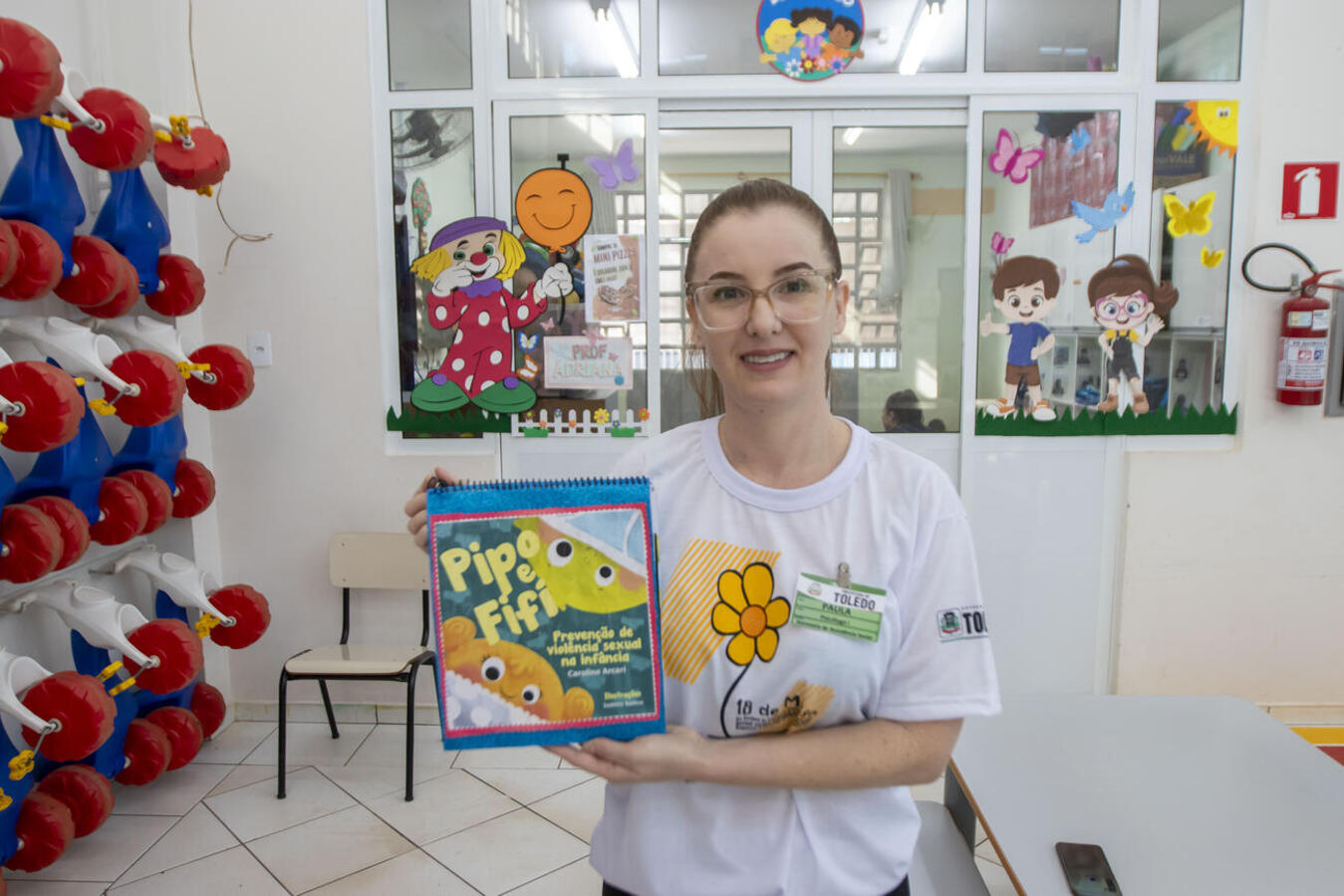 Psicóloga do Creas I conta a história do Pipo e Fifi para crianças do Cmei Iraci de Souza Batista, na Vila Pioneira