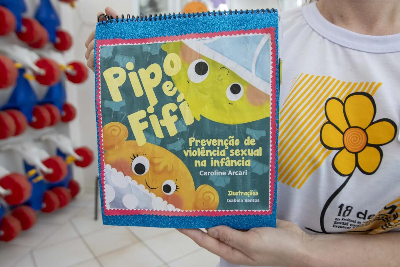 Psicóloga do Creas I conta a história do Pipo e Fifi para crianças do Cmei Iraci de Souza Batista, na Vila Pioneira