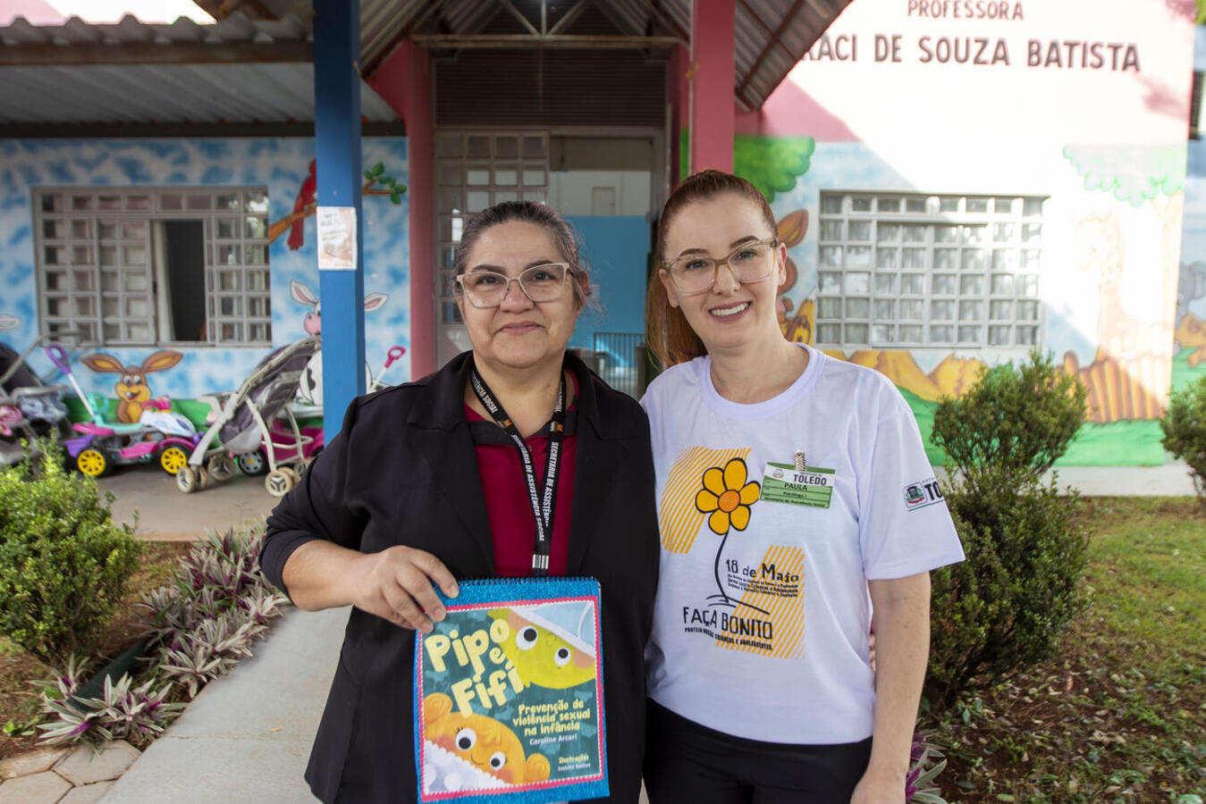 Psicóloga do Creas I conta a história do Pipo e Fifi para crianças do Cmei Iraci de Souza Batista, na Vila Pioneira