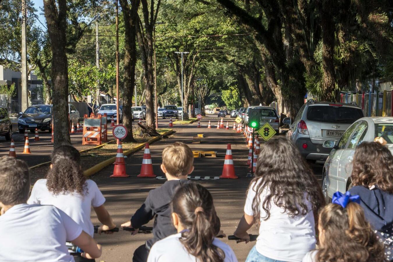 Atividade educativa ensina crianças como se portar de bicicleta no trânsito, além de adquirir destreza, também aprendem sobre a sinalização das vias