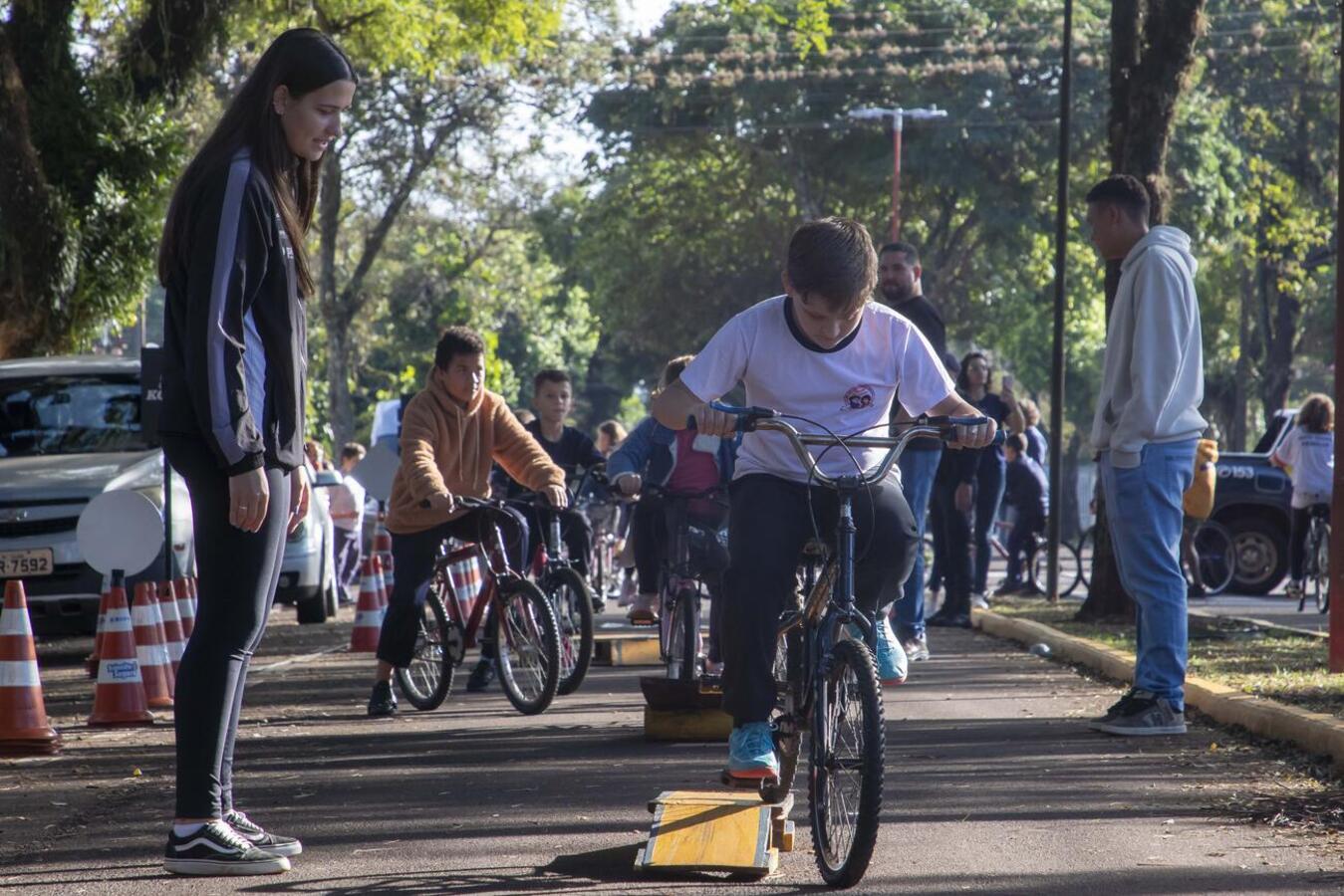 Atividade educativa ensina crianças como se portar de bicicleta no trânsito, além de adquirir destreza, também aprendem sobre a sinalização das vias