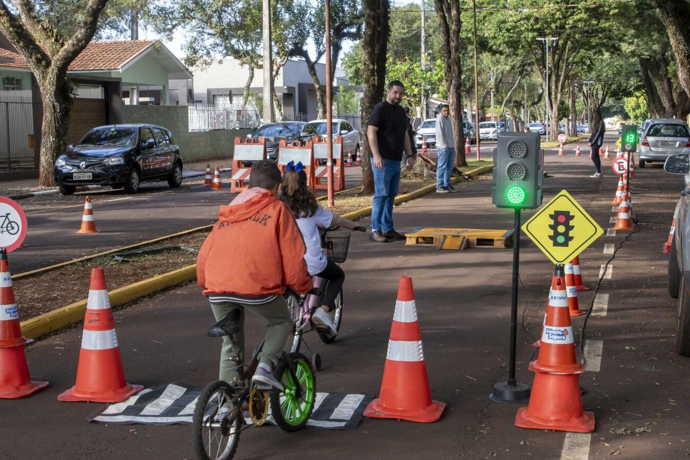 Atividade educativa ensina crianças como se portar de bicicleta no trânsito, além de adquirir destreza, também aprendem sobre a sinalização das vias