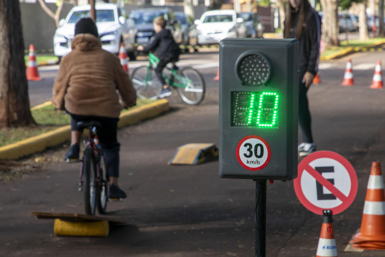 Atividade educativa ensina crianças como se portar de bicicleta no trânsito, além de adquirir destreza, também aprendem sobre a sinalização das vias