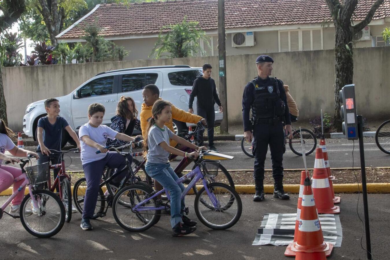 Atividade educativa ensina crianças como se portar de bicicleta no trânsito, além de adquirir destreza, também aprendem sobre a sinalização das vias