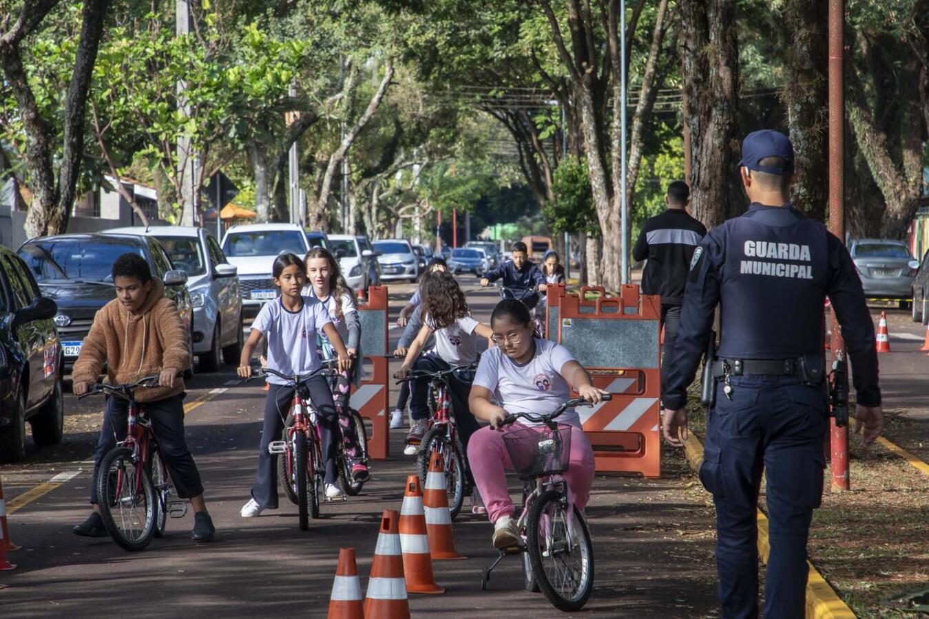 Atividade educativa ensina crianças como se portar de bicicleta no trânsito, além de adquirir destreza, também aprendem sobre a sinalização das vias