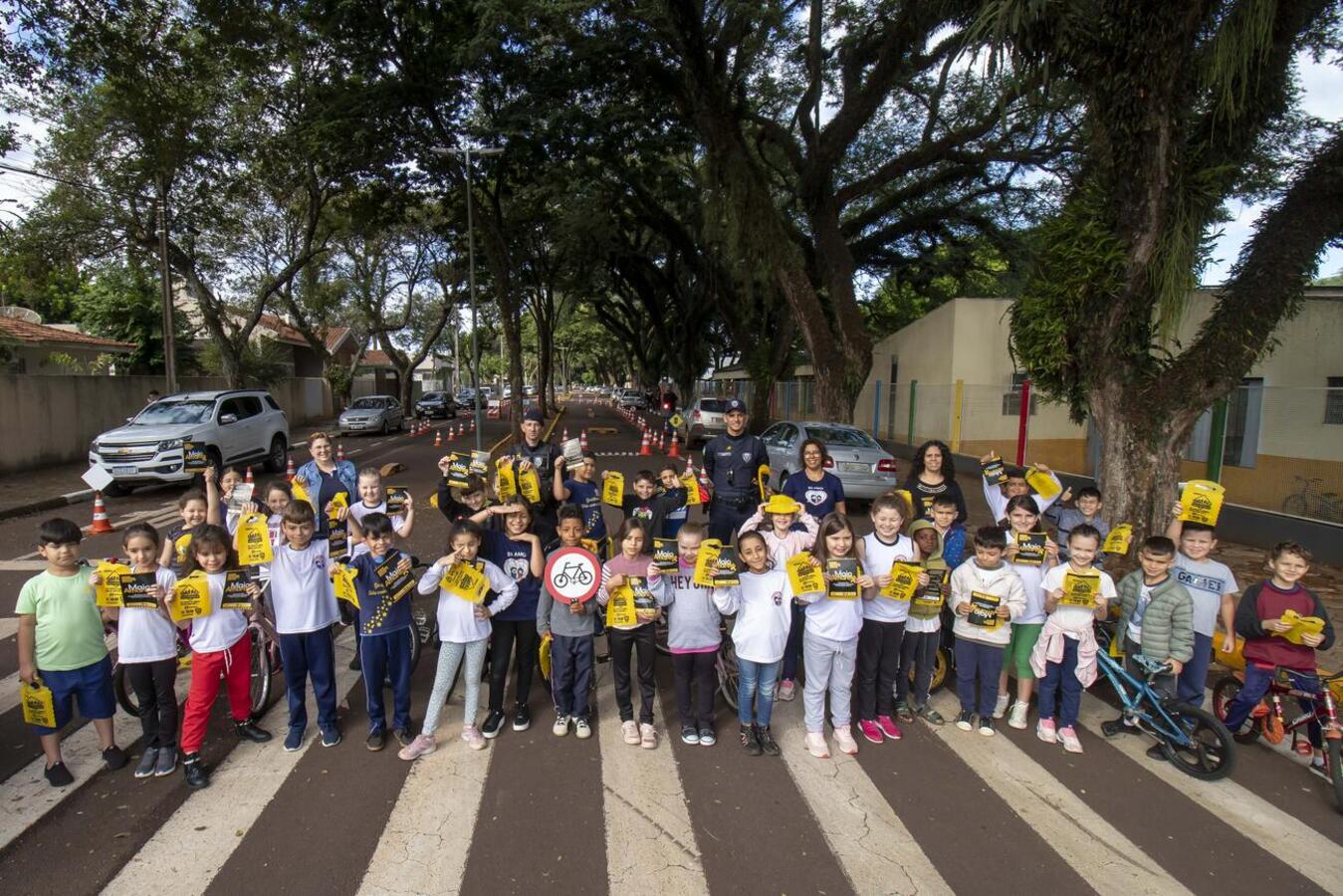 Atividade educativa ensina crianças como se portar de bicicleta no trânsito, além de adquirir destreza, também aprendem sobre a sinalização das vias