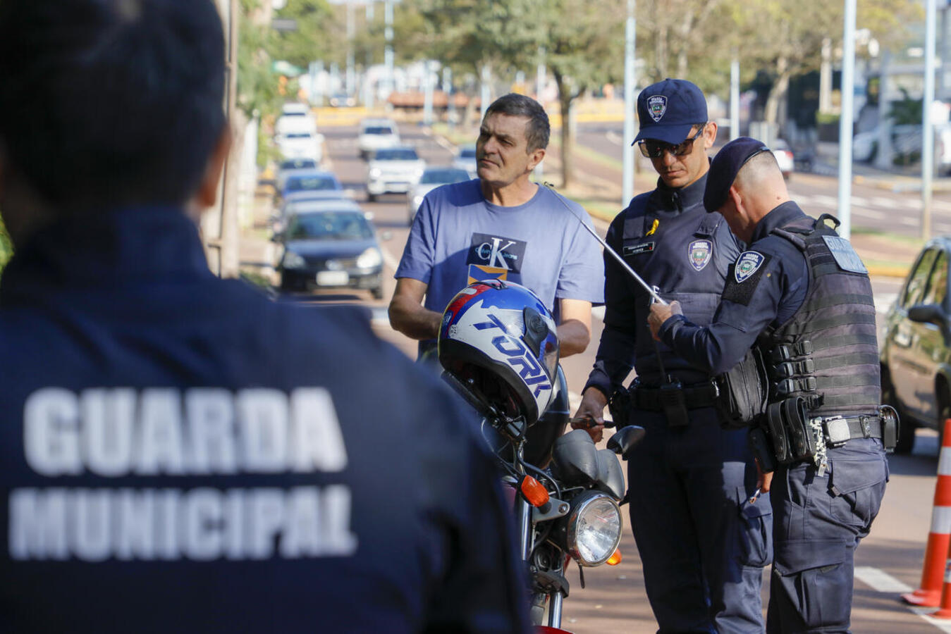 Nesta sexta-feira (16), agentes da Guarda Municipal de Toledo realizaram uma blitz educativa a fim de distribuir antenas que protegem o condutor de fios, pipas e afins
