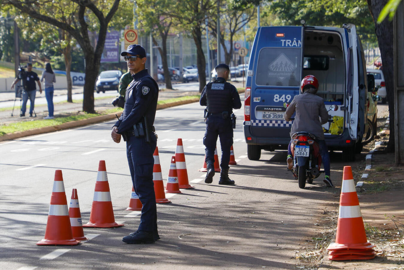 Nesta sexta-feira (16), agentes da Guarda Municipal de Toledo realizaram uma blitz educativa a fim de distribuir antenas que protegem o condutor de fios, pipas e afins