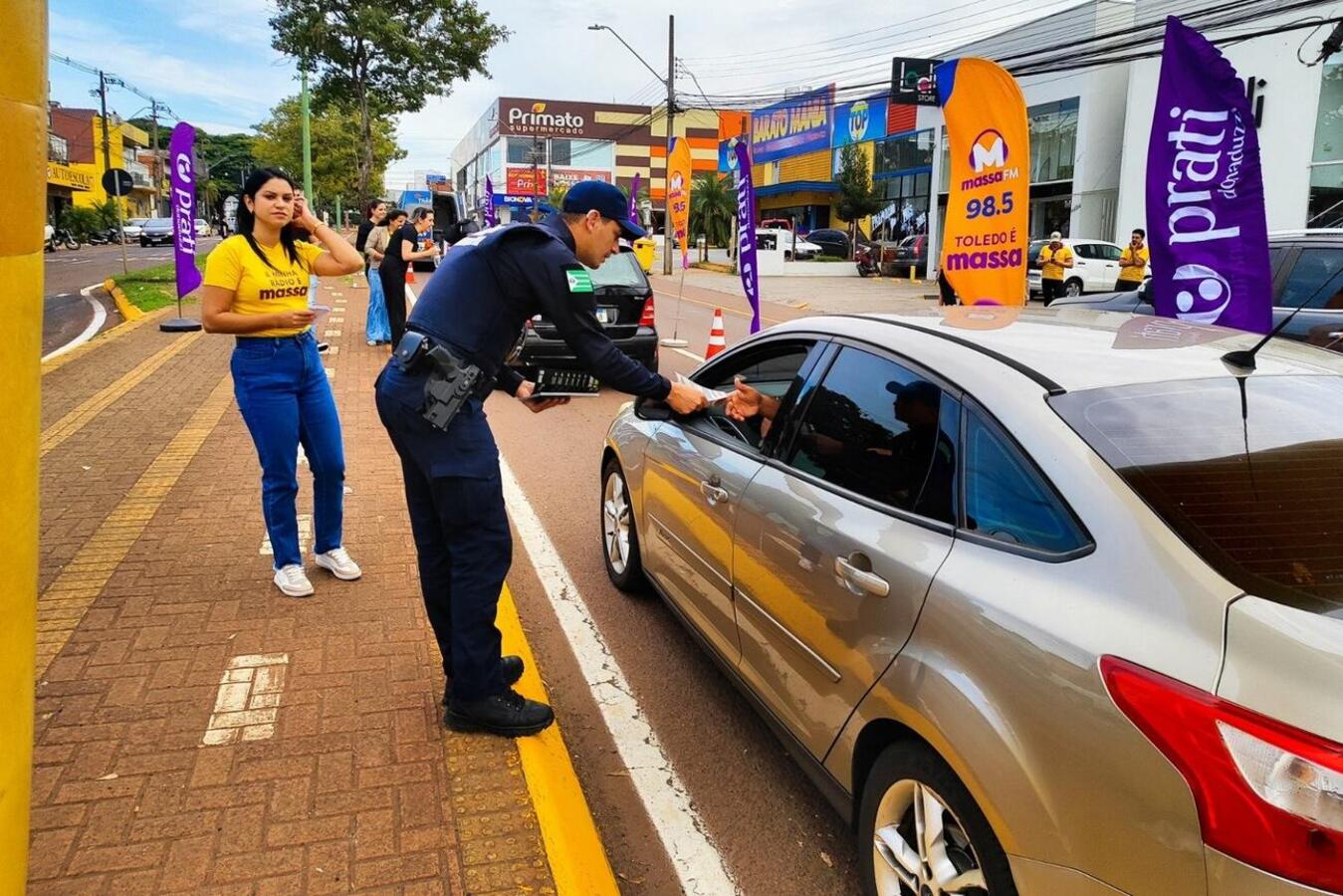 Blitz educativa na Parigot de Souza, no último sábado (3), deu início às cerca de 20 atividades em empresas, repartições e vias públicas que estão previstas até 31/5