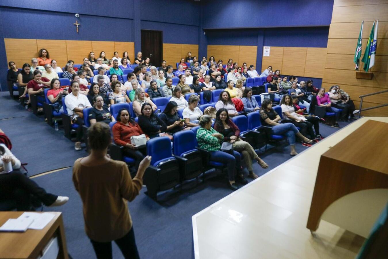Nutricionistas da Smed orientam a primeira etapa da formação continuada com as servidoras municipais que atuam nas cozinhas de escolas e cmeis