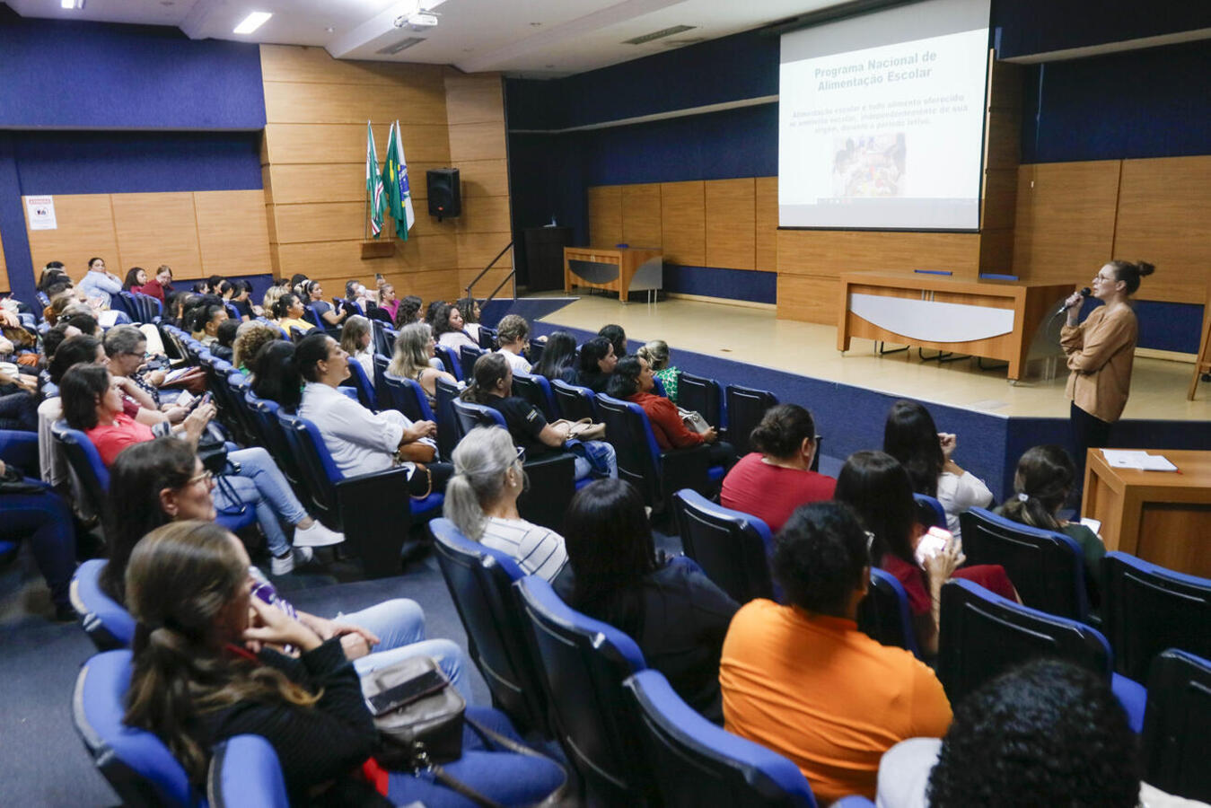 Nutricionistas da Smed orientam a primeira etapa da formação continuada com as servidoras municipais que atuam nas cozinhas de escolas e cmeis