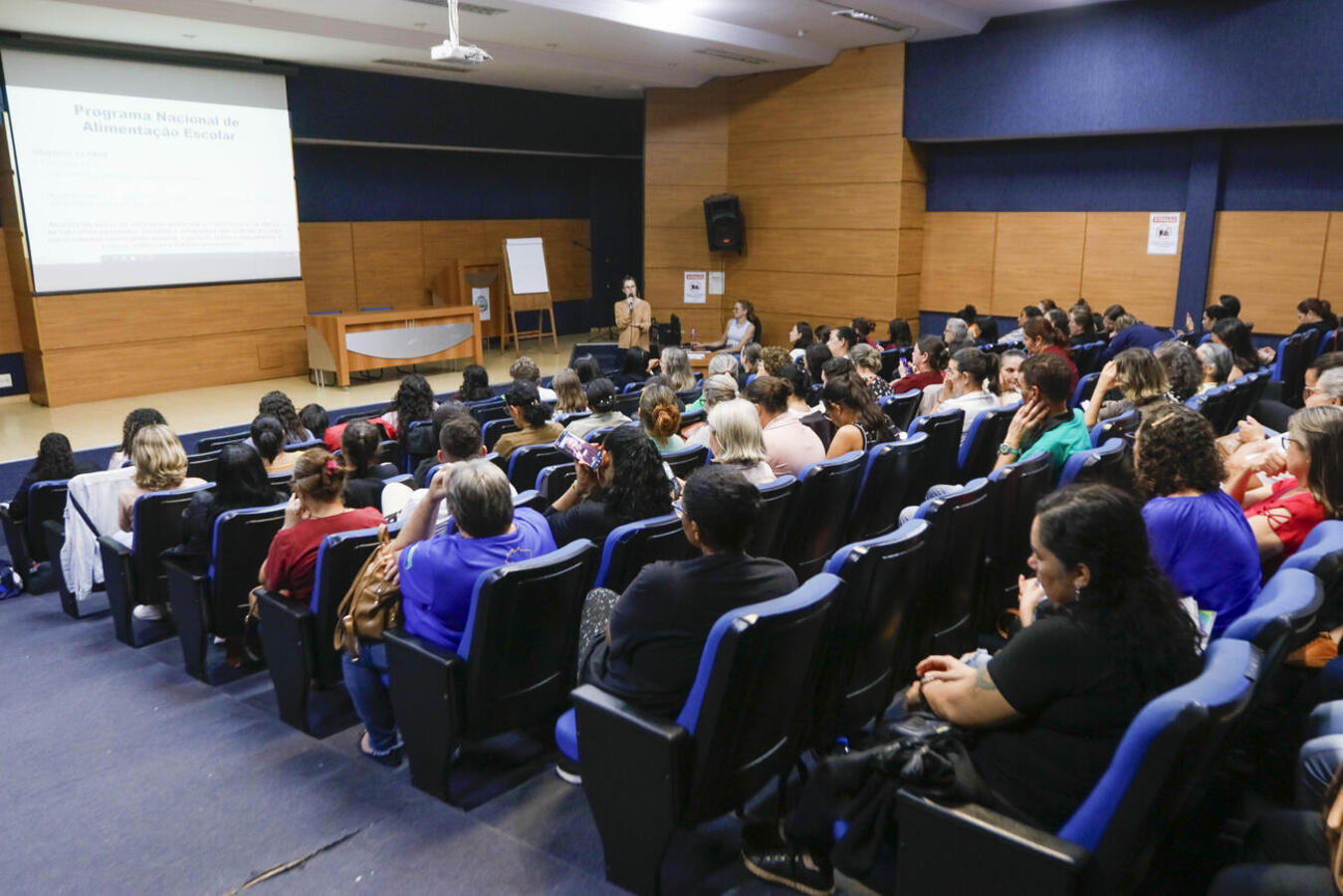 Nutricionistas da Smed orientam a primeira etapa da formação continuada com as servidoras municipais que atuam nas cozinhas de escolas e cmeis