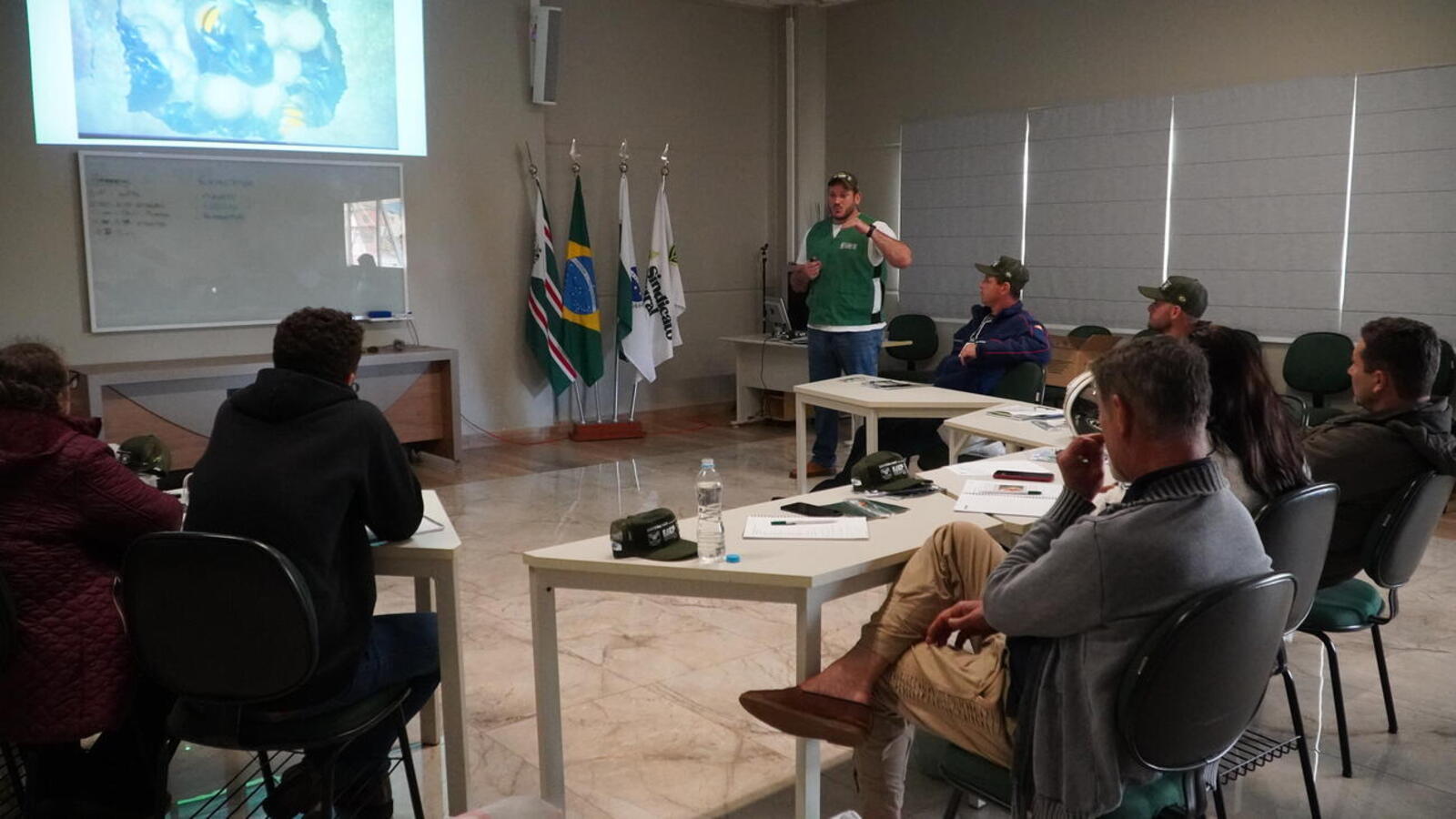 Aulas teóricas são realizadas no Sindicato Rural de Toledo, enquanto as práticas acontecem nas propriedades rurais dos alunos