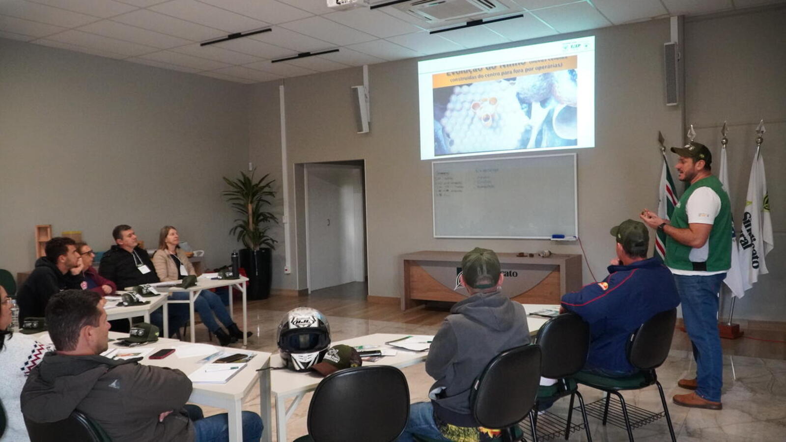 Aulas teóricas são realizadas no Sindicato Rural de Toledo, enquanto as práticas acontecem nas propriedades rurais dos alunos