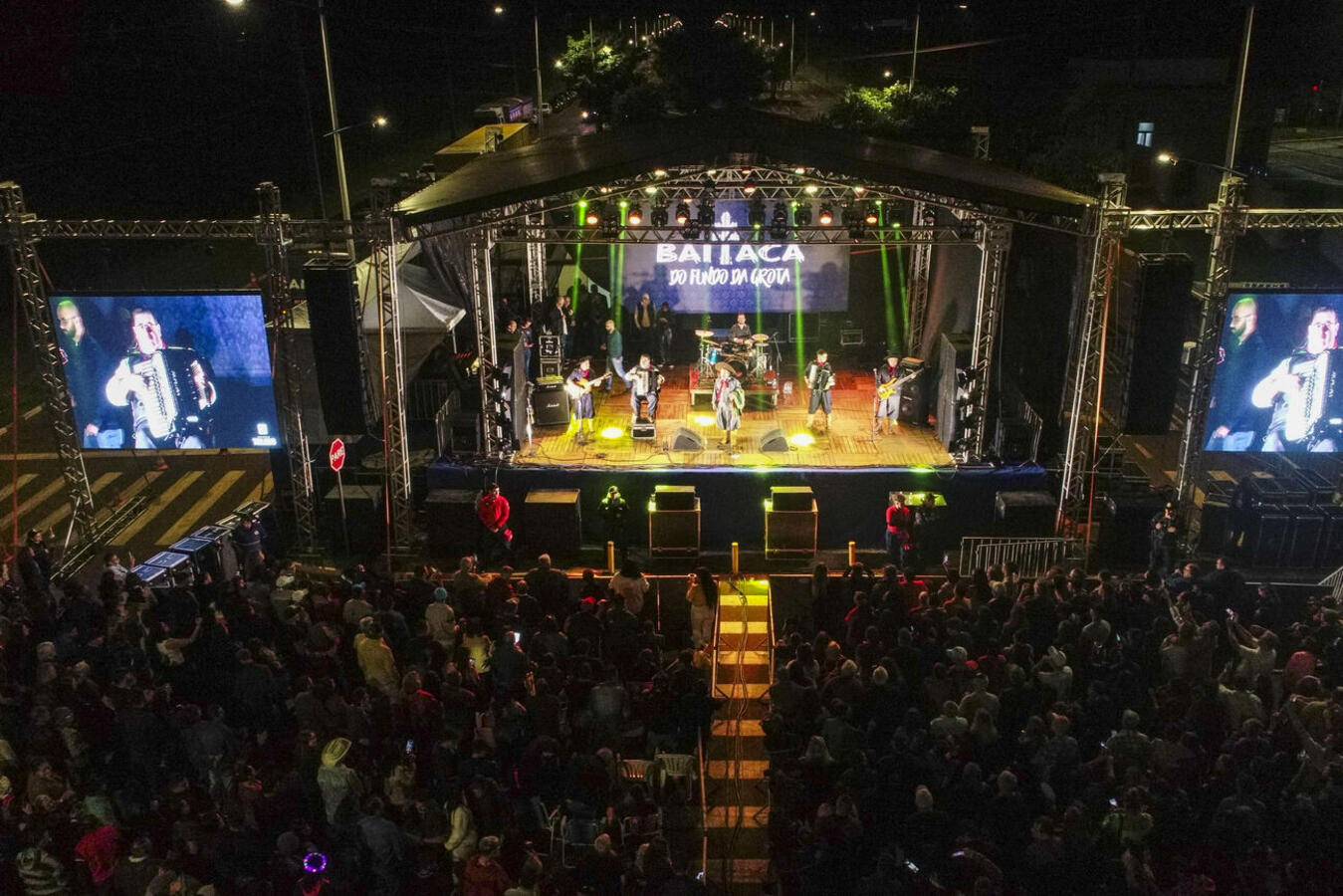 O cantor Baitaca arrastou milhares de pessoas que foram ao Alto da Avenida Maripá neste feriado de 1º de maio com suas canções tradicionalistas
