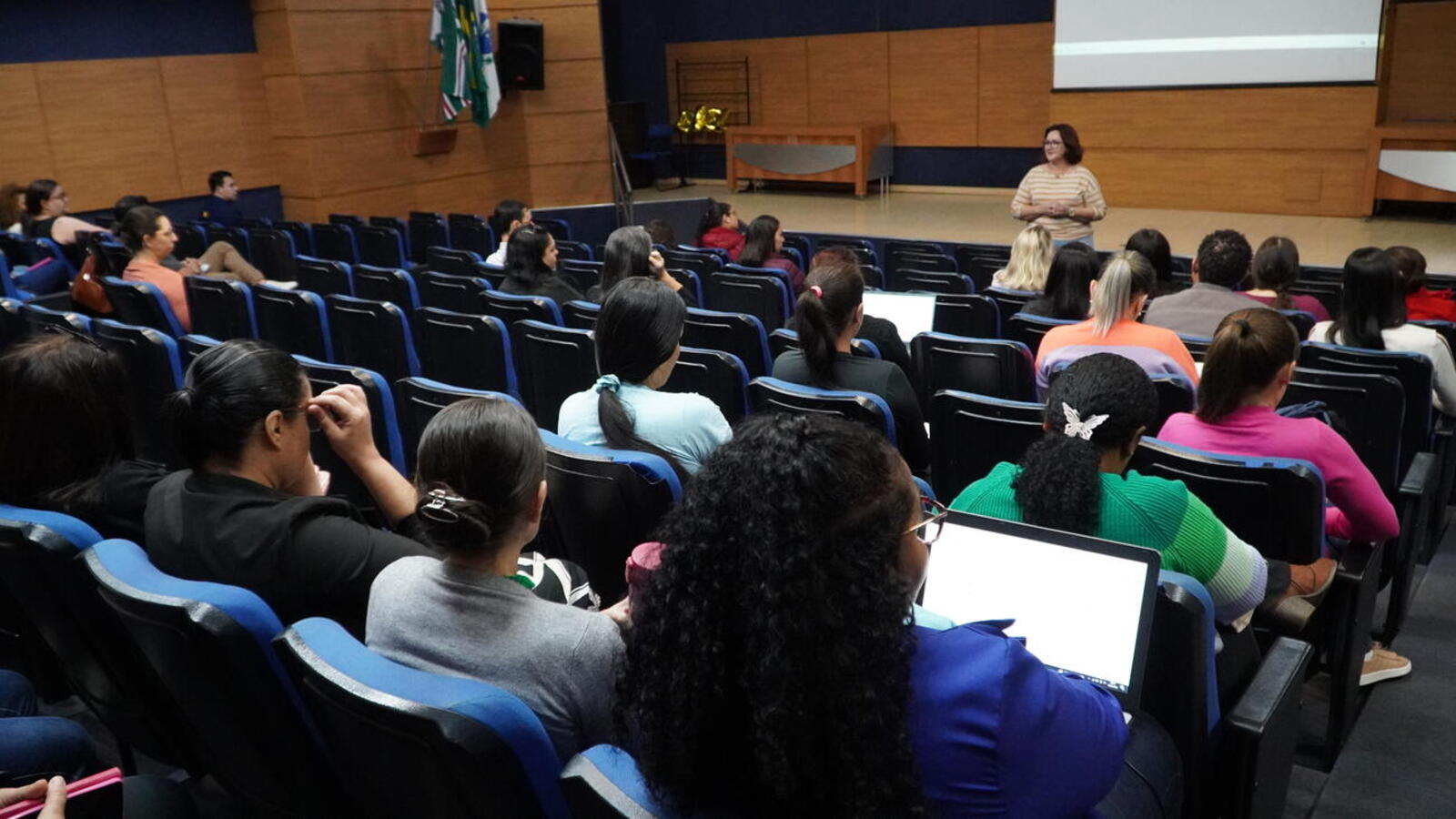 Neste sábado (10) a secretaria Municipal da Educação (Smed) deu continuidade a formação dos professores de apoio à diversidade e a inclusão