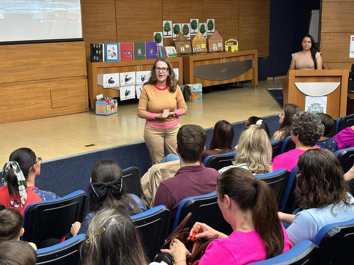 O evento contou com apresentação cultural e exposição de trabalhos desenvolvidos durante o projeto, pelas professoras cursistas e alunos
