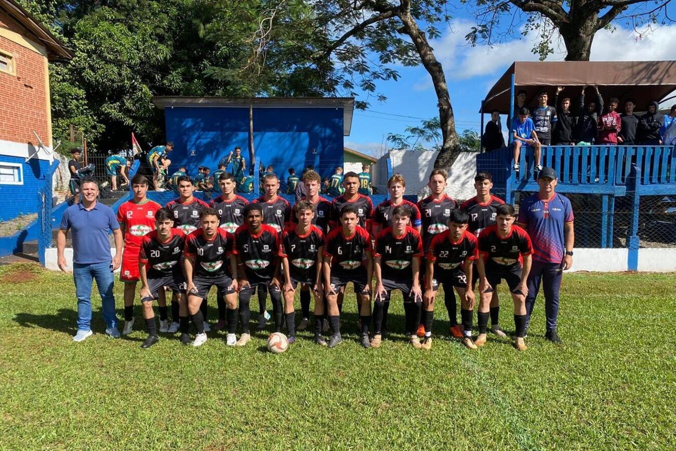 Associação Shogun conquistou 44 medalhas em etapa do regional ocorrida em Foz; no Bom de Bola, em Medianeira, município passou às semifinais em 2 categorias 