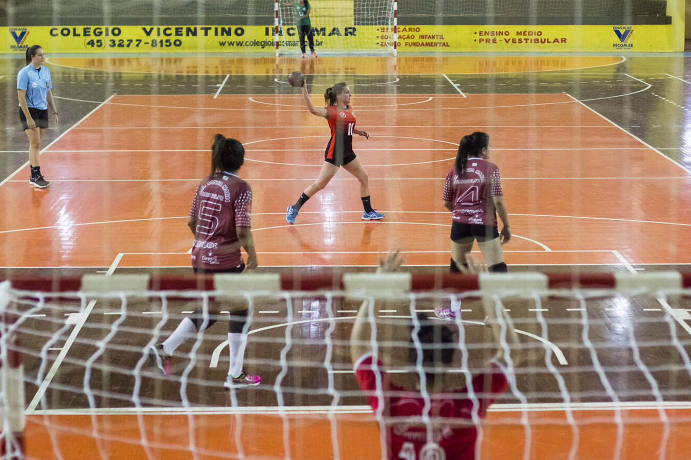 O campeonato teve início nesta segunda-feira (12) com jogos do naipe masculino