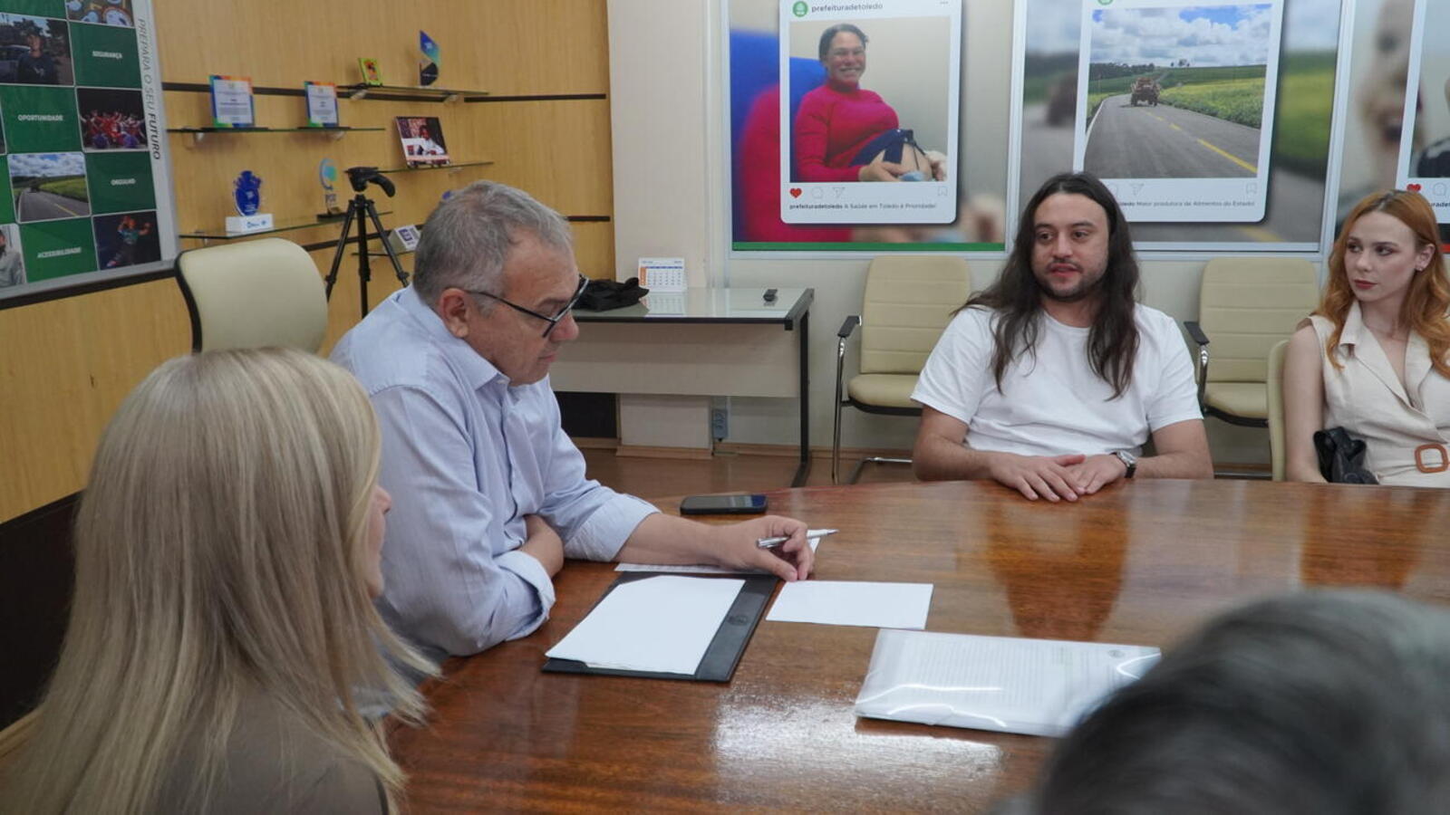 Ian Sonda, chefe de Gabinete da Secretaria de Estado da Saúde, esteve com o prefeito Mario Costenaro e equipe da saúde para alinhar pontos importantes do setor