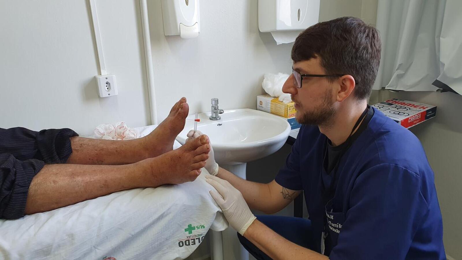 Ação consiste em avaliação clínica de pés diabéticos, com objetivo de prevenir maiores complicações, como amputação dos membros