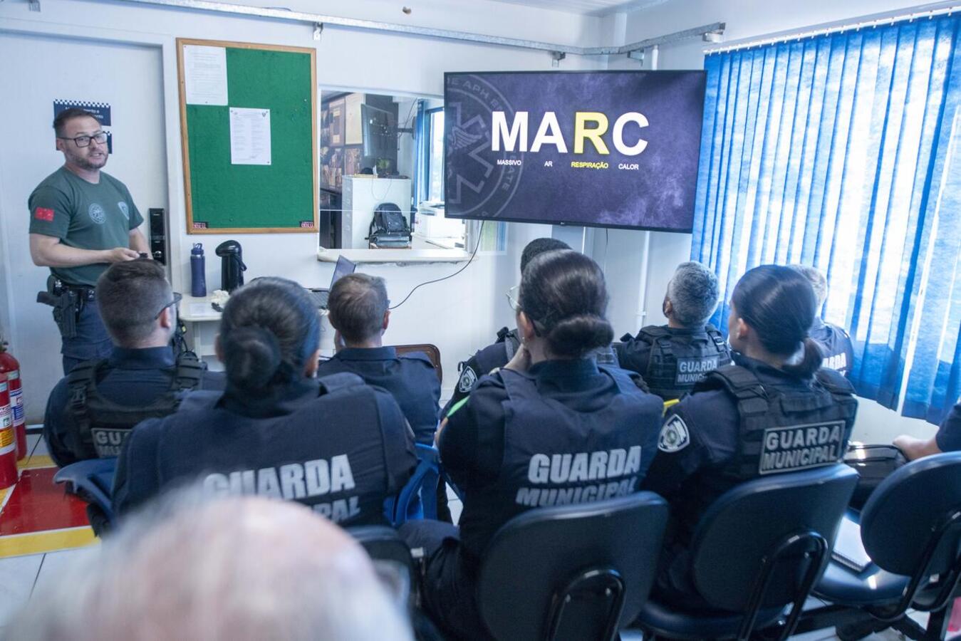 Nesta terça-feira (6) a Guarda Municipal iniciou a capacitação de seus agentes para  o Atendimento Pré-Hospitalar de Combate, visando uma maior segurança e preparo aos servidores