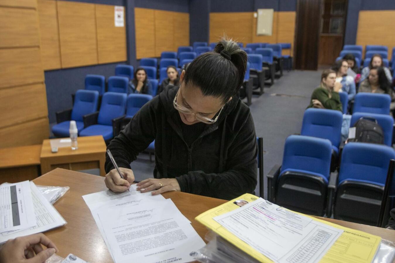 Na manhã desta terça-feira (13) a Secretaria de Recursos Humanos realizou a posse de 20 novos servidores para o município