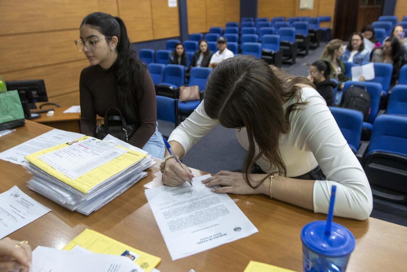 Na manhã desta terça-feira (13) a Secretaria de Recursos Humanos realizou a posse de 20 novos servidores para o município