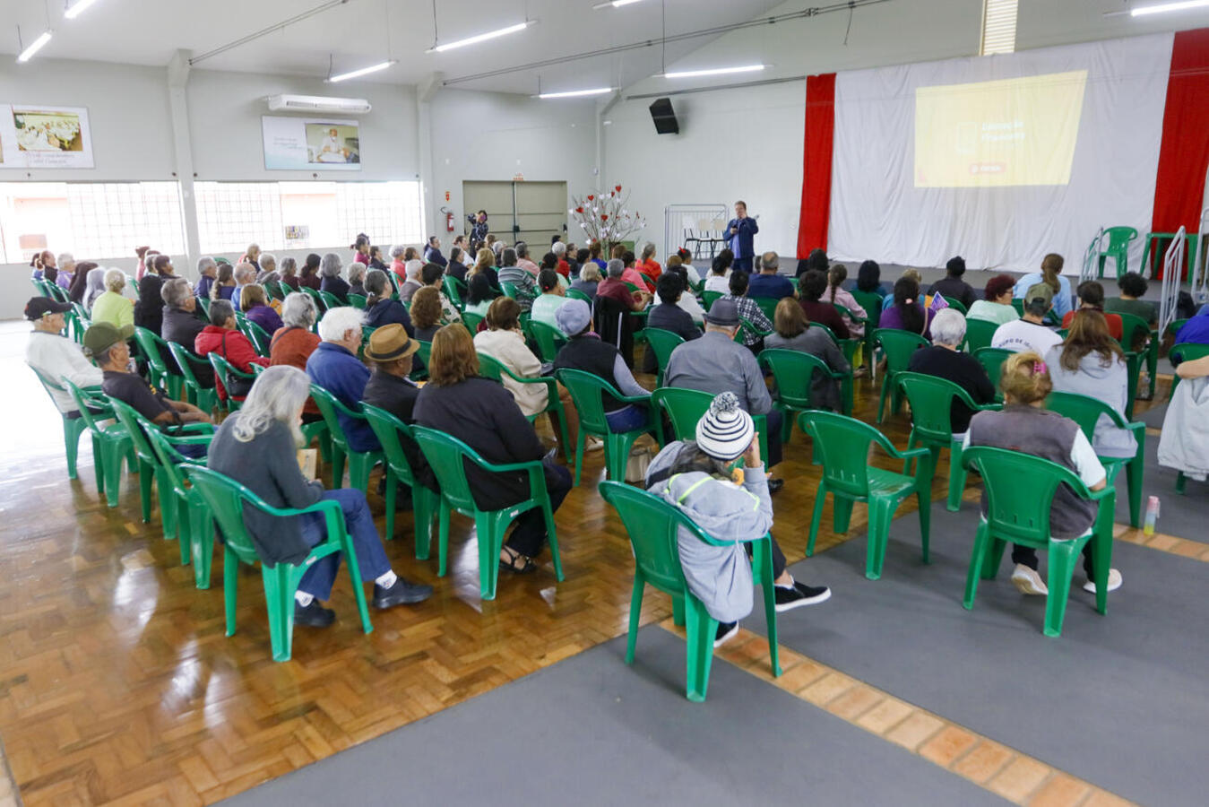 Promovida em parceria com o Cresol Integração, ação na manhã desta quinta (15) teve ainda palestra com especialista que alertou sobre golpes cometidos via celular