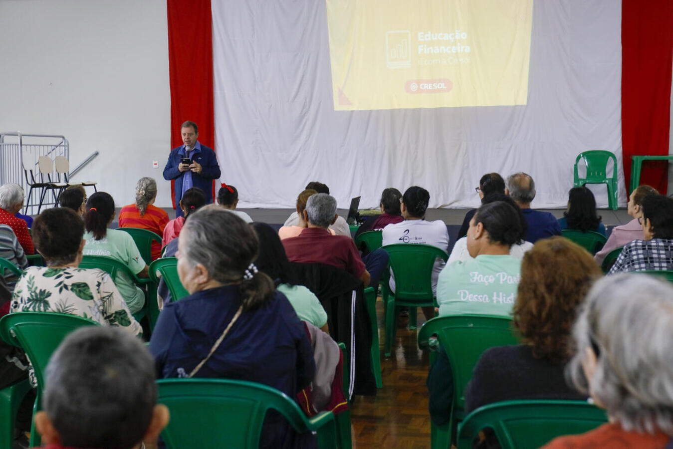 Promovida em parceria com o Cresol Integração, ação na manhã desta quinta (15) teve ainda palestra com especialista que alertou sobre golpes cometidos via celular