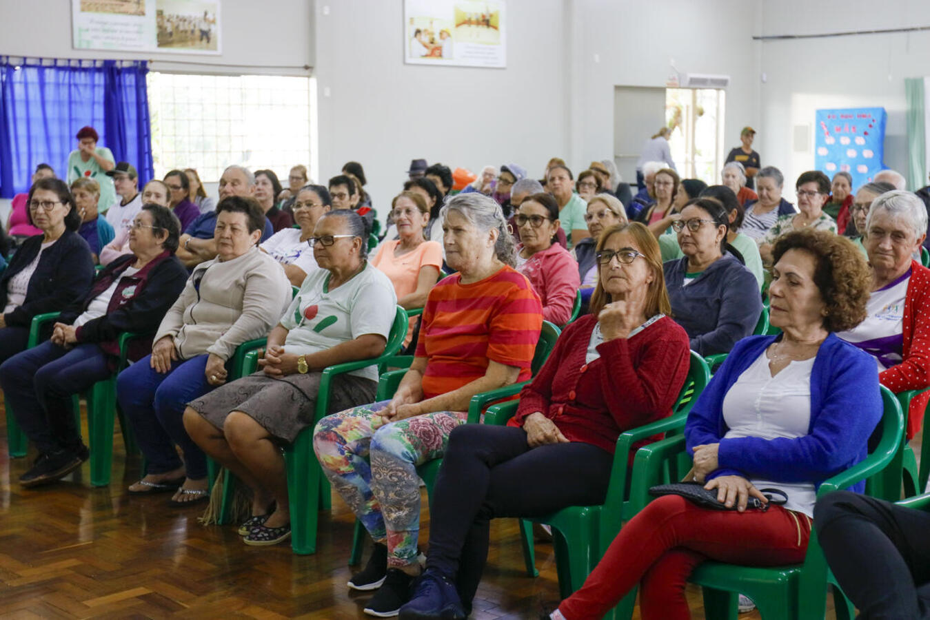 Promovida em parceria com o Cresol Integração, ação na manhã desta quinta (15) teve ainda palestra com especialista que alertou sobre golpes cometidos via celular