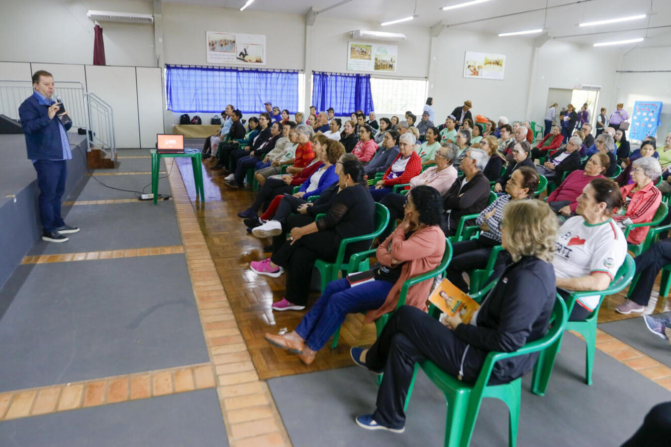 Promovida em parceria com o Cresol Integração, ação na manhã desta quinta (15) teve ainda palestra com especialista que alertou sobre golpes cometidos via celular