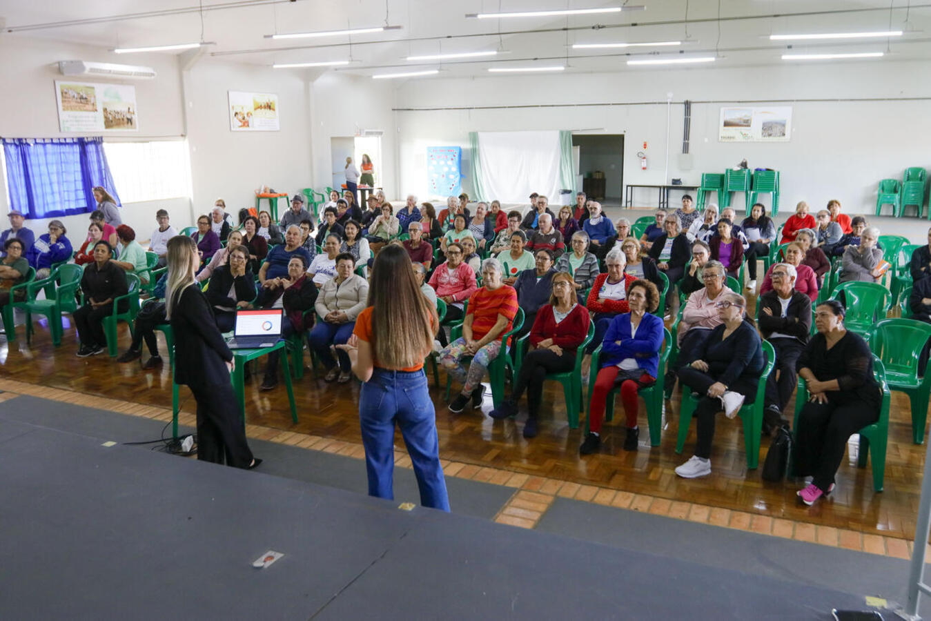 Promovida em parceria com o Cresol Integração, ação na manhã desta quinta (15) teve ainda palestra com especialista que alertou sobre golpes cometidos via celular