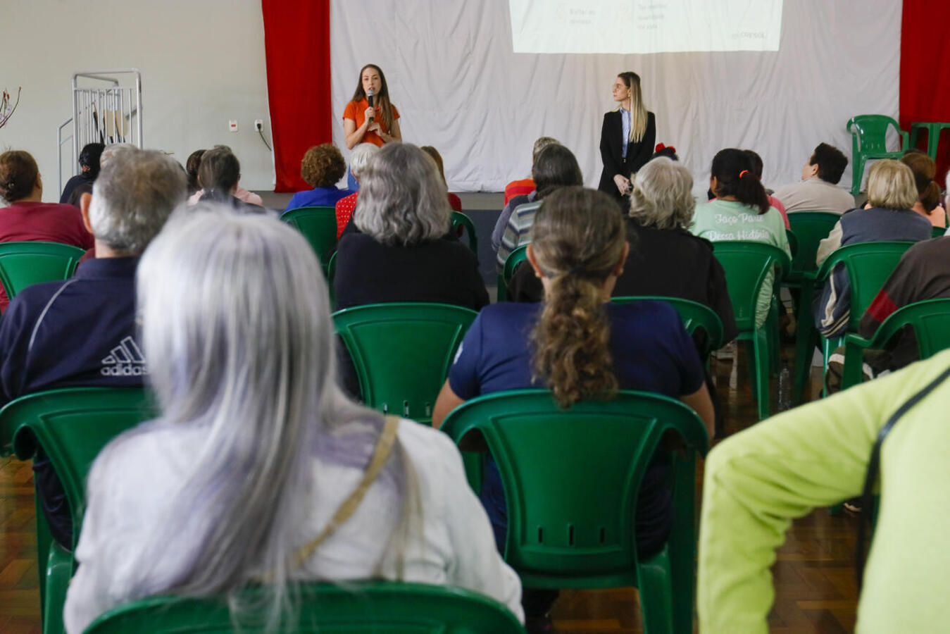 Promovida em parceria com o Cresol Integração, ação na manhã desta quinta (15) teve ainda palestra com especialista que alertou sobre golpes cometidos via celular