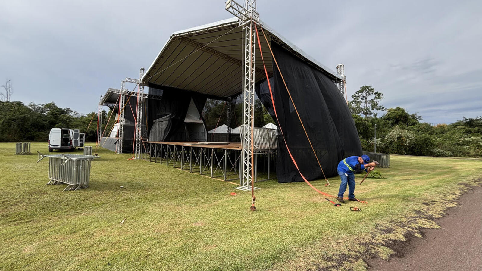 Dois palcos estão sendo montados no espaço para receber, entre sexta e domingo (23 a 25), 17 shows de atrações regionais e de 3 bandas nacionais; entrada é franca