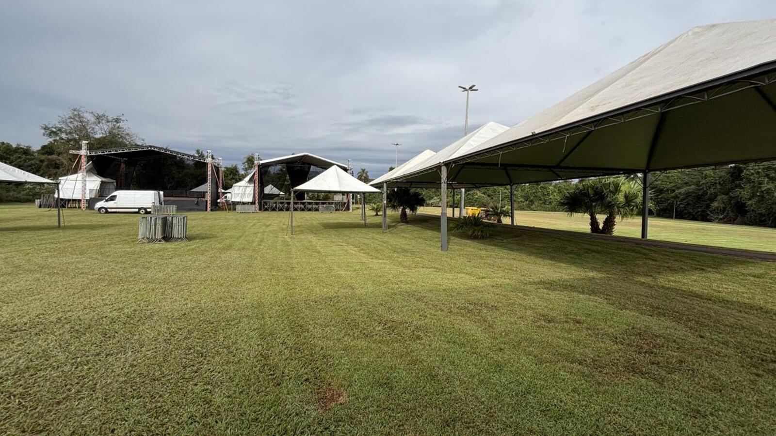 Dois palcos estão sendo montados no espaço para receber, entre sexta e domingo (23 a 25), 17 shows de atrações regionais e de 3 bandas nacionais; entrada é franca