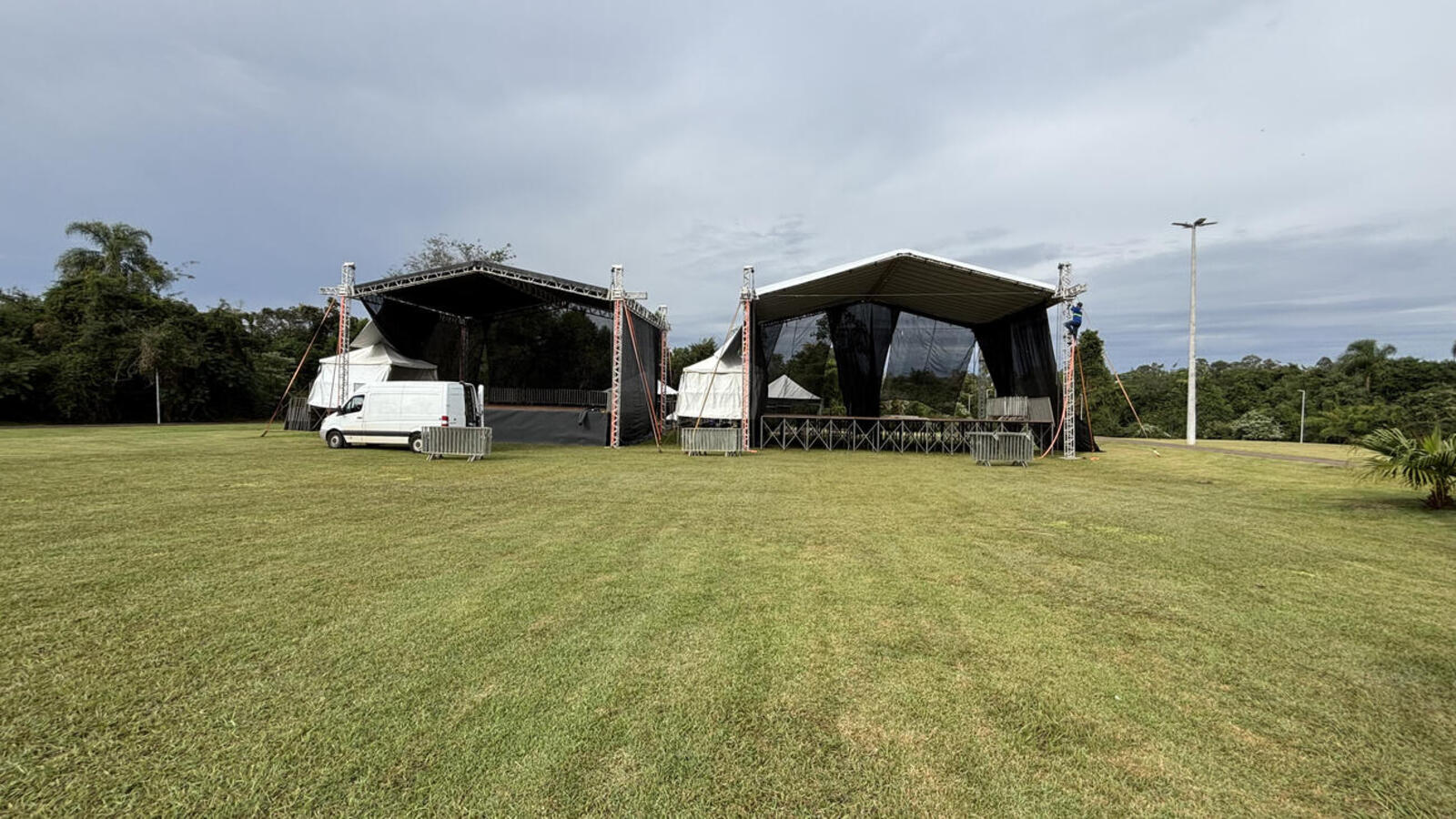Dois palcos estão sendo montados no espaço para receber, entre sexta e domingo (23 a 25), 17 shows de atrações regionais e de 3 bandas nacionais; entrada é franca