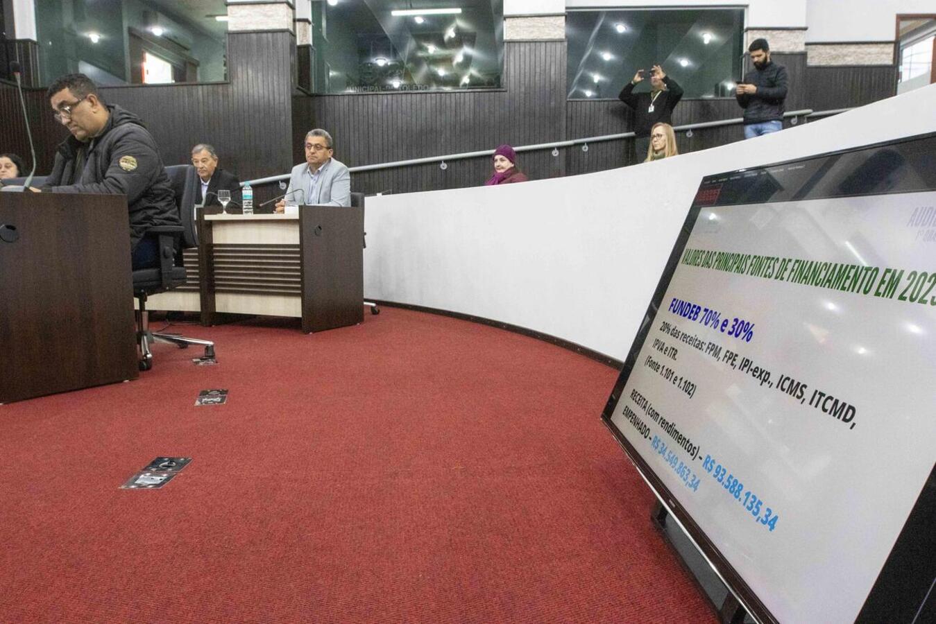 Informações sobre gestão e ações da Secretaria Municipal da Educação foram expostas aos vereadores em audiência pública realizada na manhã desta sexta (30)