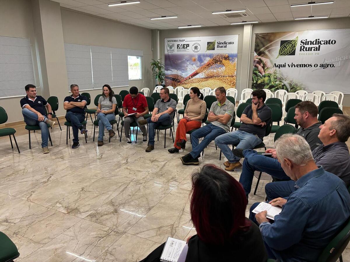 Representantes de diversas instituições voltadas ao controle, fiscalização ou produção animal participaram da reunião