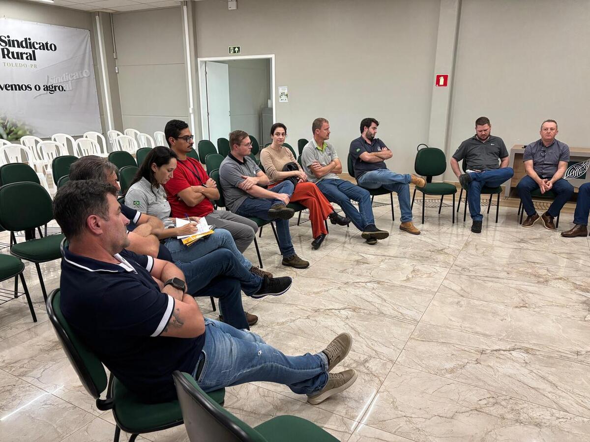 Representantes de diversas instituições voltadas ao controle, fiscalização ou produção animal participaram da reunião