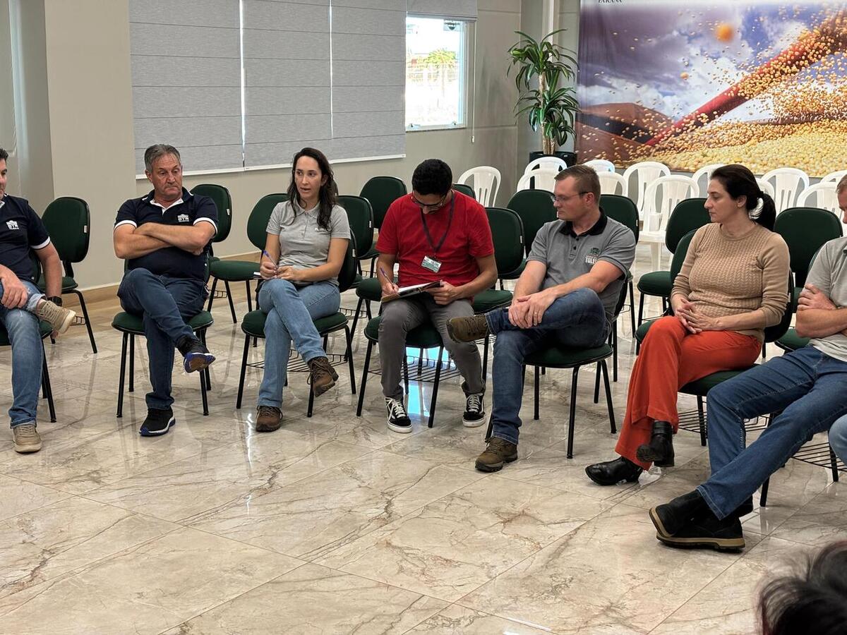Representantes de diversas instituições voltadas ao controle, fiscalização ou produção animal participaram da reunião