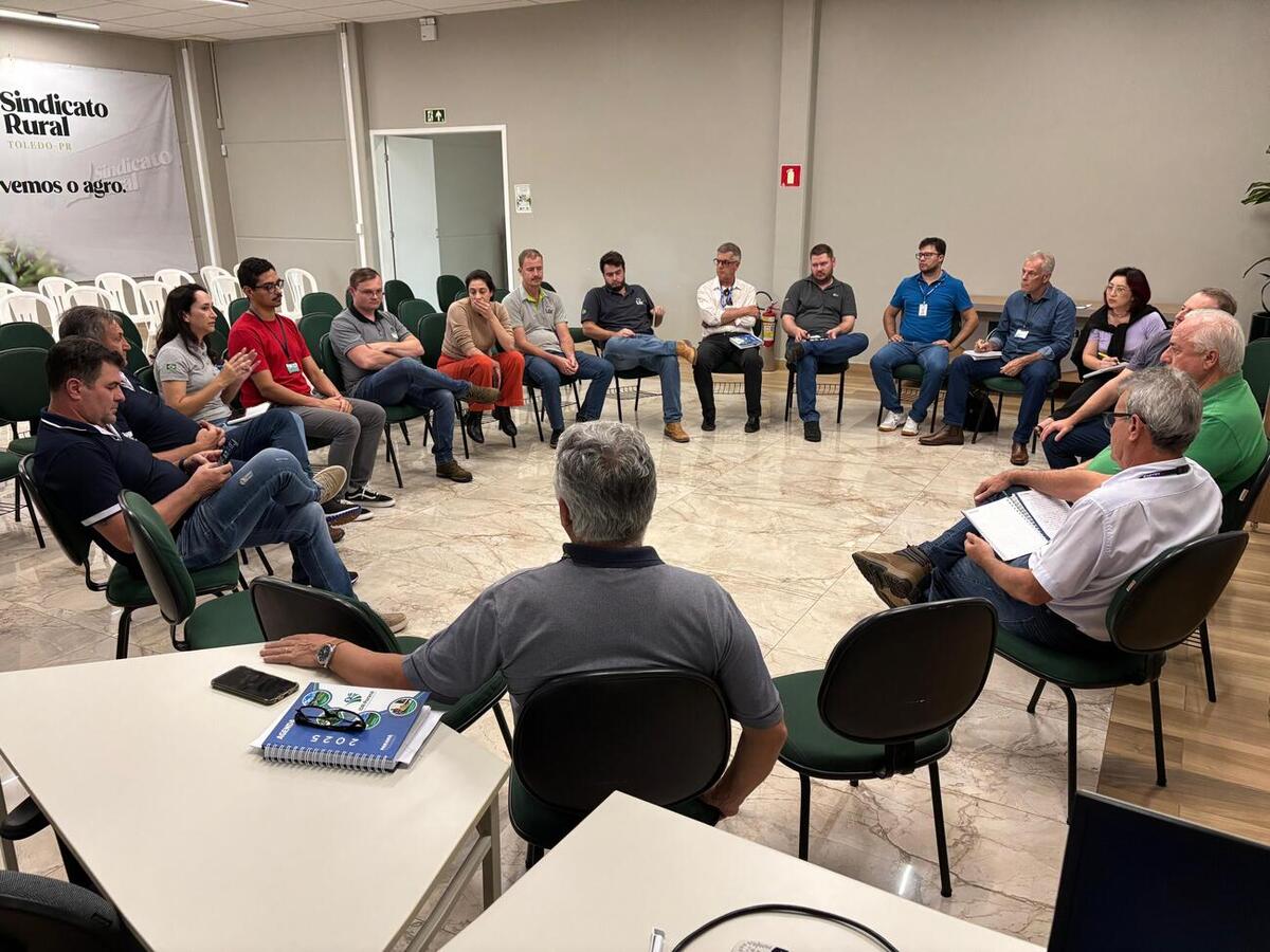 Representantes de diversas instituições voltadas ao controle, fiscalização ou produção animal participaram da reunião