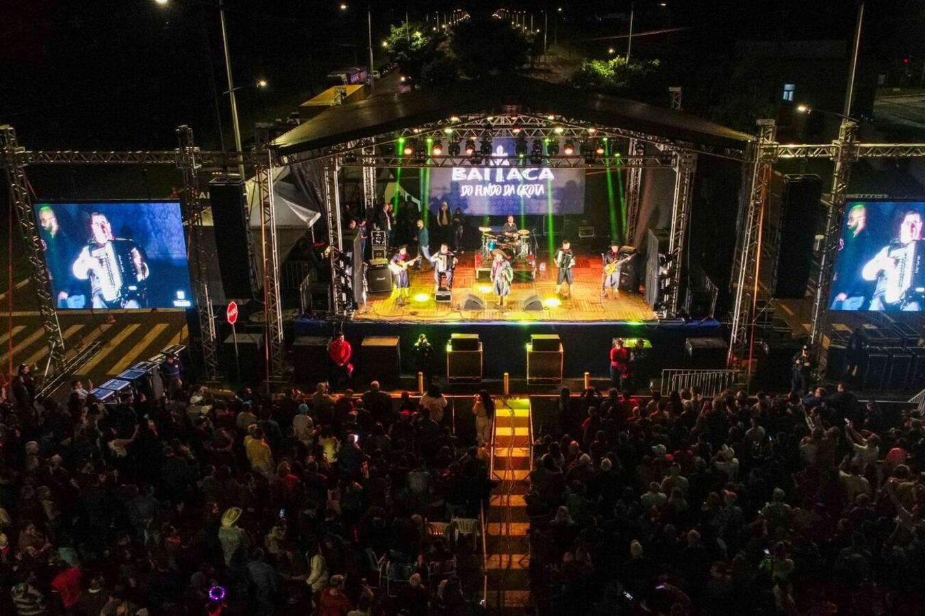 O cantor Baitaca arrastou milhares de pessoas que foram ao Alto da Avenida Maripá neste feriado de 1º de maio com suas canções tradicionalistas