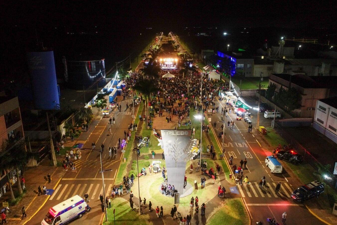 O cantor Baitaca arrastou milhares de pessoas que foram ao Alto da Avenida Maripá neste feriado de 1º de maio com suas canções tradicionalistas