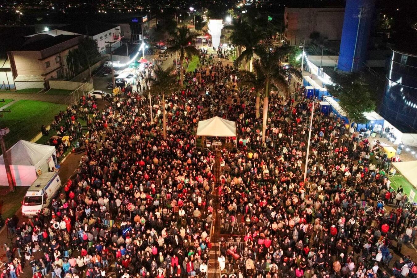 O cantor Baitaca arrastou milhares de pessoas que foram ao Alto da Avenida Maripá neste feriado de 1º de maio com suas canções tradicionalistas