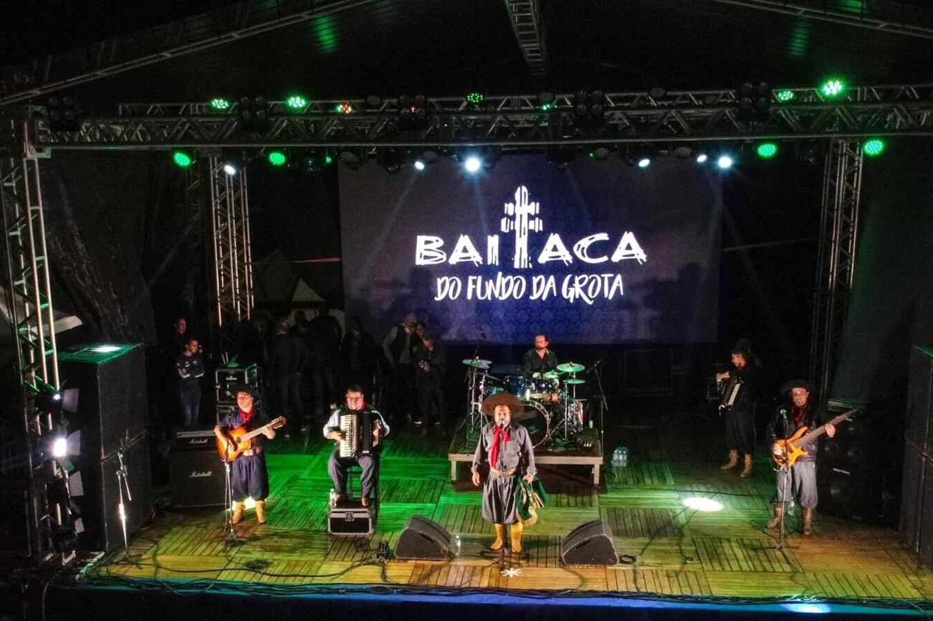O cantor Baitaca arrastou milhares de pessoas que foram ao Alto da Avenida Maripá neste feriado de 1º de maio com suas canções tradicionalistas